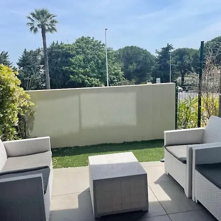 Avec Piscine סאן-לורן-דו-ואר